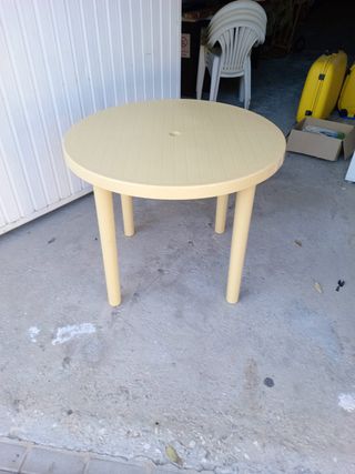 Mesa redonda de plástico beige