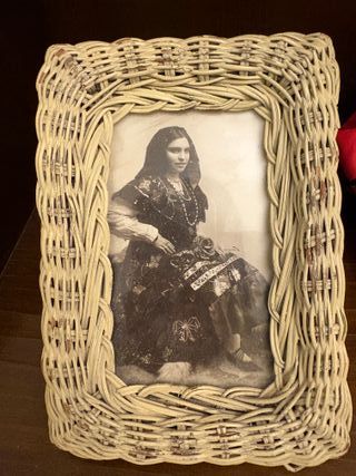 Marco de fotos antiguo mimbre