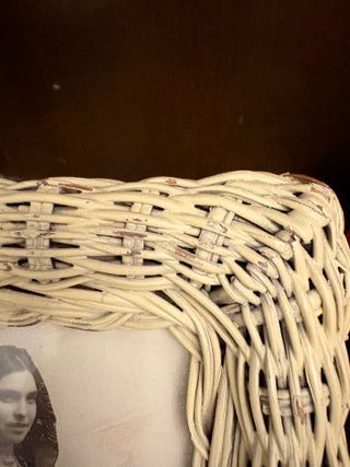 Marco de fotos antiguo mimbre