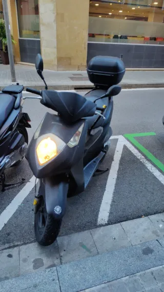 Moto Honda Dylan Negra con Baúl