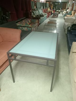 Mesa de cristal y metal gris