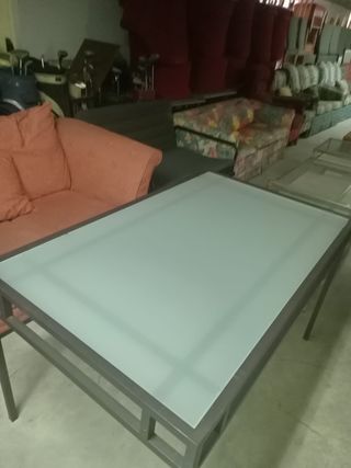 Mesa de cristal y metal gris