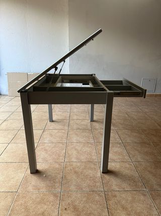 Tavolo da cucina in vetro e metallo