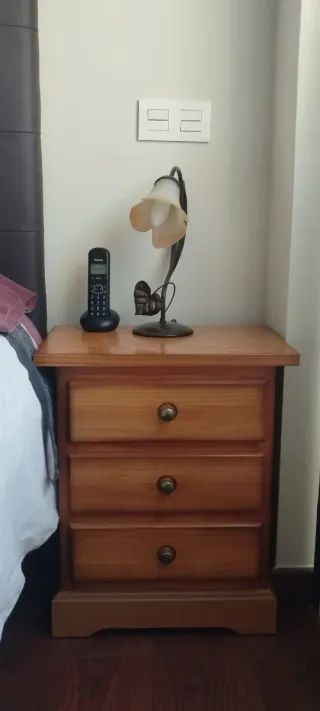 Mesita de noche, cómoda y banco de madera.