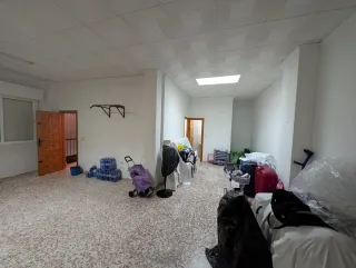Local dividido en dos antiguamente vivienda.