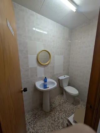 Local dividido en dos antiguamente vivienda.