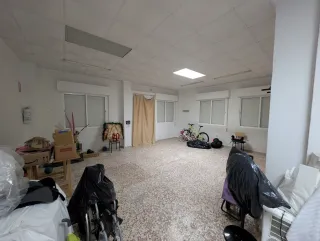 Local dividido en dos antiguamente vivienda.