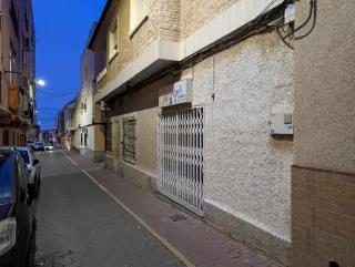 Local dividido en dos antiguamente vivienda.
