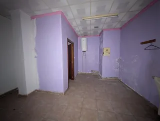 Local dividido en dos antiguamente vivienda.