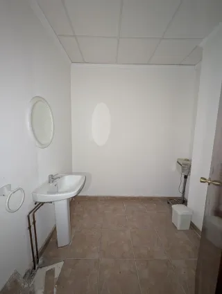 Local dividido en dos antiguamente vivienda.