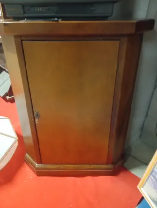 Mobiletto angolare in legno