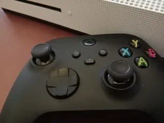 Xbox One S 500GB con juego FC 25 (digital) + Mando