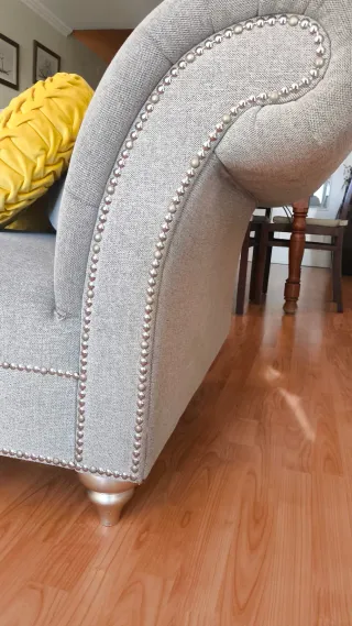 Sofá Chester Gris con Tachuelas