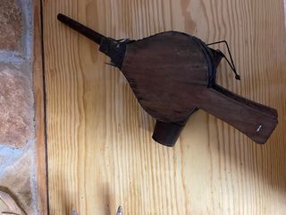 Soplador vintage de metal y madera