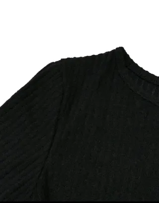 Vestido negro ajustado con drapeado