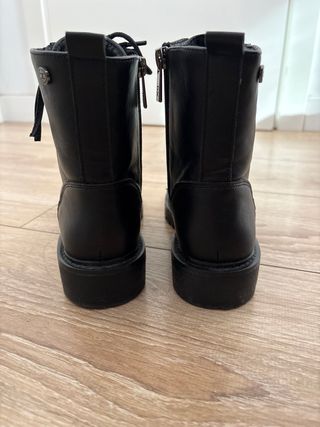 Botines negros media caña