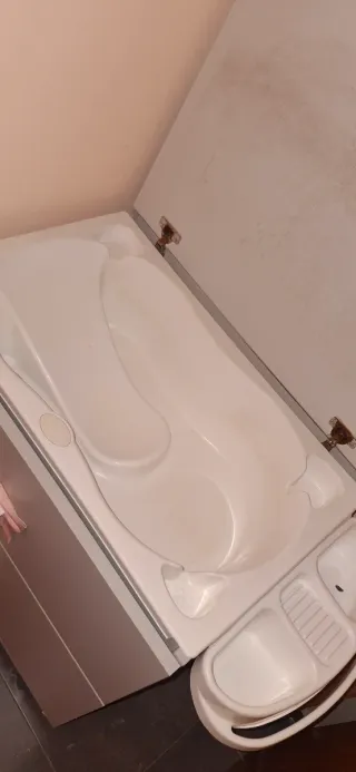 Cambiador bebé con bañera incluida.