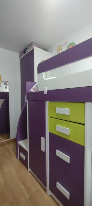Habitación juvenil morada y verde