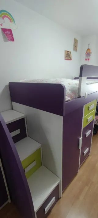 Habitación juvenil morada y verde