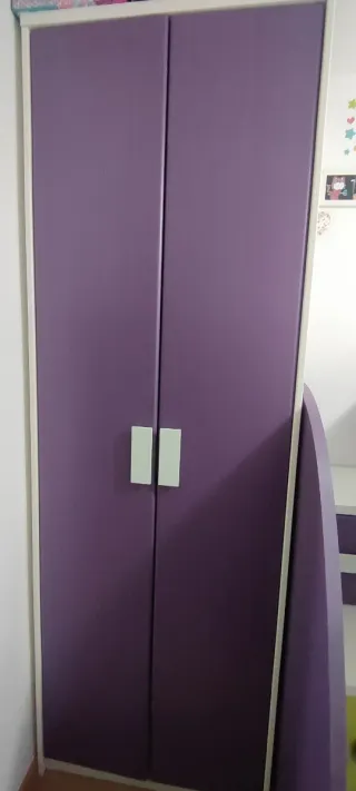 Habitación juvenil morada y verde