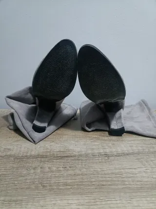 Botas super altas grises. Nuevas