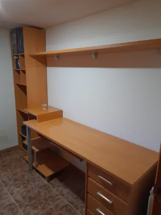 Escritorio de madera con cajones y estantería