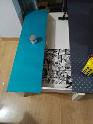 Mesa baja elevable gris y azul