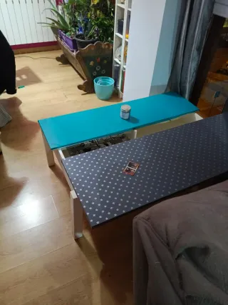 Mesa baja elevable gris y azul