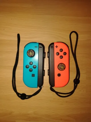 Joy-Cons Nintendo Switch Azul y Naranja.