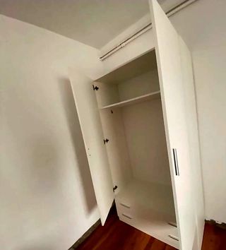 Armario blanco de madera