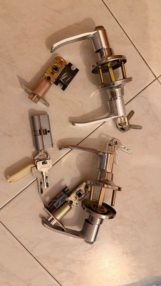 Cerraduras con seguro y llaves