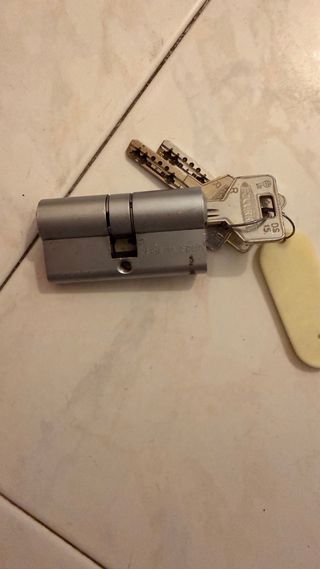 Cerraduras con seguro y llaves