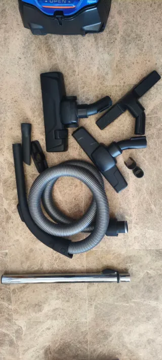 Aspiradora AEG azul con accesorios