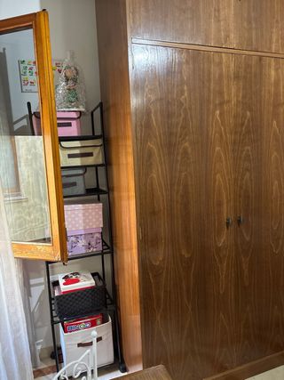 Armario de nogal hecho a mano