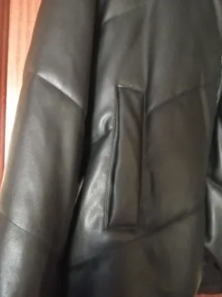 Cazadora negra acolchada con capucha, marca easy w