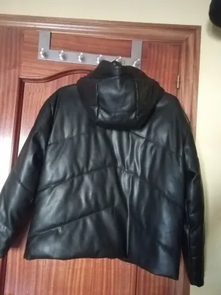 Cazadora negra acolchada con capucha, marca easy w