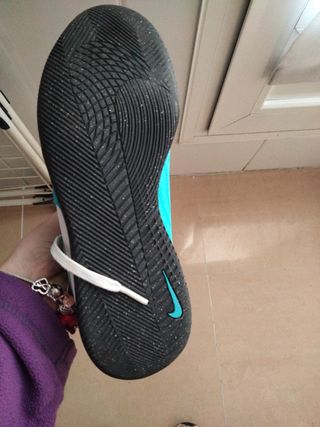 Botas de fútbol sala azules y rosas