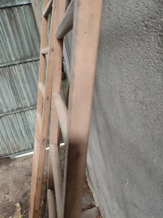 Escaleras de madera rústicas para restaurar.