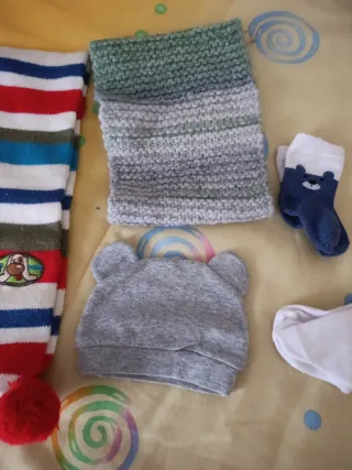 Lote Ropa Bebé: Bufanda, Gorro y Calcetines