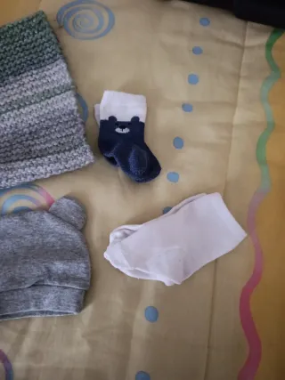 Lote Ropa Bebé: Bufanda, Gorro y Calcetines