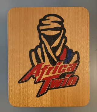 Escudo Honda África Twin pintado sobre madera