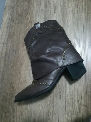 Botines tachuelas marrones
