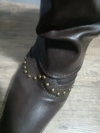 Botines tachuelas marrones