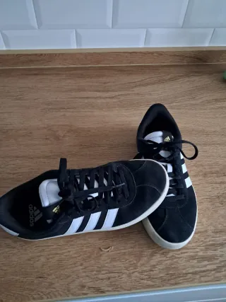 Zapatillas Adidas Negras y Blancas