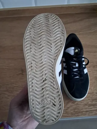 Zapatillas Adidas Negras y Blancas