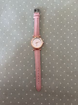 Reloj de pulsera rosa y dorado