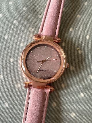 Reloj de pulsera rosa y dorado
