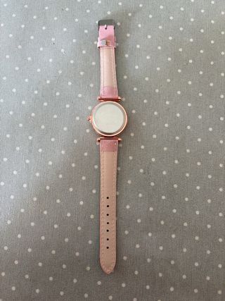 Reloj de pulsera rosa y dorado
