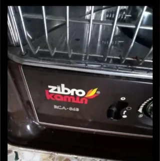 Estufa de queroseno marrón