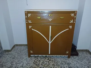 Cómoda antigua pintada a mano